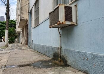 Está em vigor: quem tem ar-condicionado pingando na calçada pode ser multado em até R$ 570