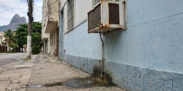 Está em vigor: quem tem ar-condicionado pingando na calçada pode ser multado em até R$ 570