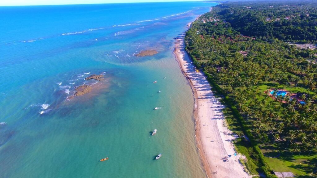 Eleita uma das 15 melhores praias da América do Sul em 2026: o vilarejo baiano de nove praias onde nenhum prédio pode subir e a maré baixa vira piscina