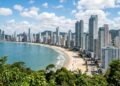 Dubai brasileira, a cidade de 46 km² com o skyline mais alto e a praia mais bem avaliada das Américas