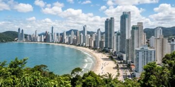Dubai brasileira, a cidade de 46 km² com o skyline mais alto e a praia mais bem avaliada das Américas