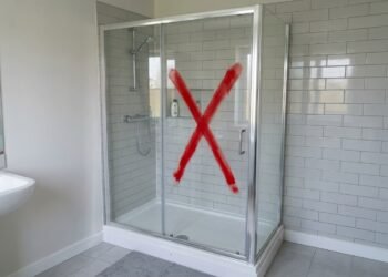 Adeus ao box de vidro: o novo fechamento de banheiro é mais barato, fácil de limpar e está dominando as reformas de 2026
