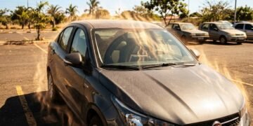 Carro ao sol pode passar dos 50 graus e a solução chama atenção