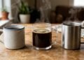 O material da sua xícara pode estar esfriando o café sem você perceber