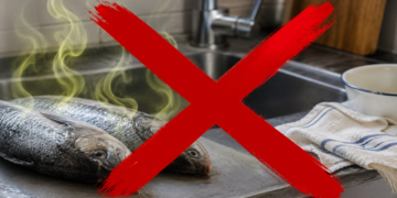 Adeus cheiro de peixe na cozinha: o truque com limão e sal que elimina o odor
