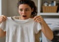 Por que as roupas brancas ficam acinzentadas com o tempo: sabão em excesso, água ou máquina suja?