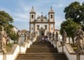 Congonhas, Minas Gerais 12 profetas em pedra sabão com Isaías, Jeremias e Daniel, 66 esculturas em madeira e um dos únicos santuários brasileiros reconhecidos como obra-prima do barroco mundial pela UNESCO