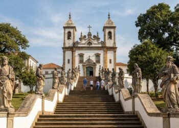 Congonhas, Minas Gerais 12 profetas em pedra sabão com Isaías, Jeremias e Daniel, 66 esculturas em madeira e um dos únicos santuários brasileiros reconhecidos como obra-prima do barroco mundial pela UNESCO