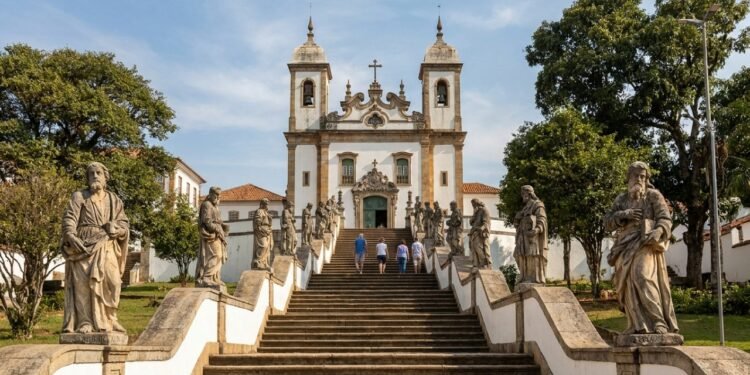 Congonhas, Minas Gerais 12 profetas em pedra sabão com Isaías, Jeremias e Daniel, 66 esculturas em madeira e um dos únicos santuários brasileiros reconhecidos como obra-prima do barroco mundial pela UNESCO