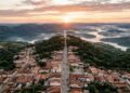 A cidade mineira vizinha da maior reserva de Mata Atlântica de Minas que abriga um Cristo de 30 metros e faz divisa com 42 lagoas
