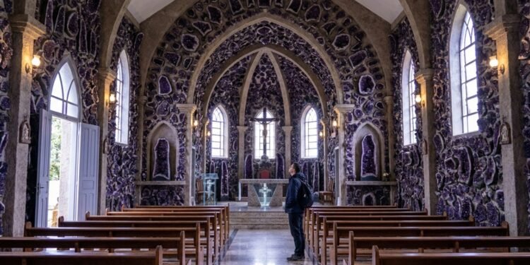 Ametista do Sul — RS Esse município tem uma igreja com 40 toneladas de ametista incrustadas nas paredes