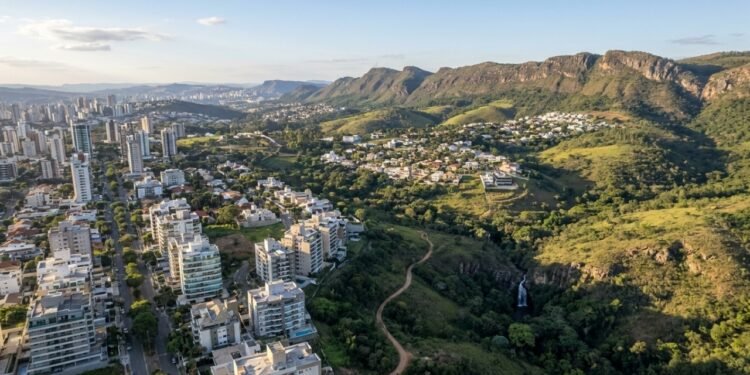 Cidade mineira entre as melhores do Brasil combina PIB por morador acima de R$ 111 mil, montanhas e trilhas perto de Belo Horizonte