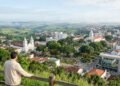 Mais fria que várias cidades do Sul no inverno e erguida sobre 7 colinas a mais de 1.000 metros de altitude, a Suíça Pernambucana desafia o clima nordestino com neblina, frio de 9°C e vinhos próprios