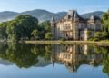 Única cidade brasileira com cassino construído com materiais importados da França, Inglaterra, China e Japão, guarda 6 fontes minerais e um lago artificial de 5 km na Serra da Mantiqueira