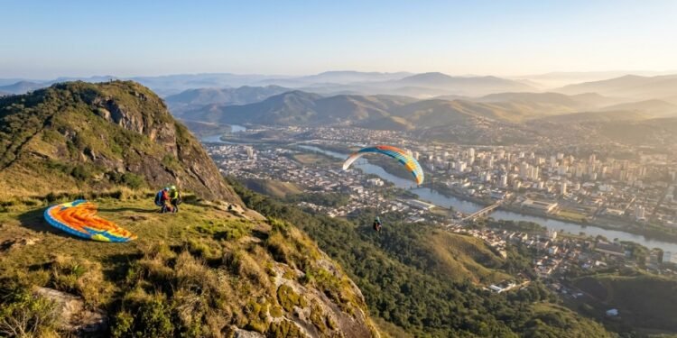 Governador Valadares - A 326 km de Belo Horizonte: a Capital Mundial do Voo Livre onde pilotos decolam de um pico de 1.123 metros