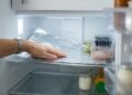 O truque do papel alumínio na geladeira que poucos conhecem e resolve um problema comum na cozinha