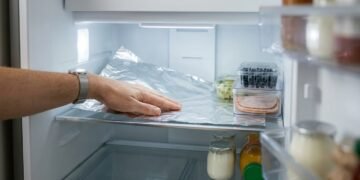 O truque do papel alumínio na geladeira que poucos conhecem e resolve um problema comum na cozinha