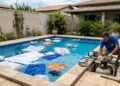 Vizinha estende roupa no varal do quintal, vento derruba peças na piscina do vizinho de baixo e ele cobra R$ 200 pela limpeza, caso vai parar na Justiça