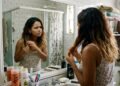 O erro que toda mulher comete ao pintar o cabelo em casa e que destrói a cor em menos de 2 semanas