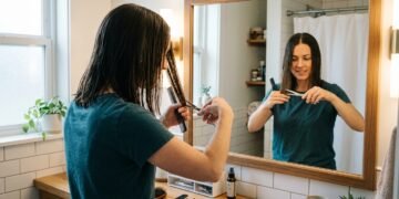 Como cortar o cabelo em casa com estes 5 passos simples e fazer tudo sozinha