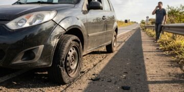 Motorista se envolve em acidente por pneu estourar e Justiça decide que ele não deve ser responsabilizado