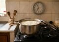 Nutricionista explica por que deixar o arroz pronto sobre o fogão por horas pode virar um risco