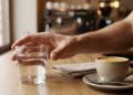 Por que restaurantes servem água junto com o café? O motivo por trás do copo grátis que muita gente ignora