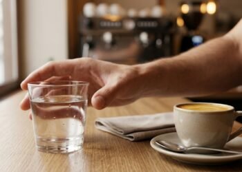 Por que restaurantes servem água junto com o café? O motivo por trás do copo grátis que muita gente ignora