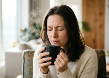 Beber café cura dor de cabeça? É verdade? Entenda se a cafeína dilata ou contrai os vasos sanguíneos