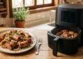 Técnica de 2 etapas na airfryer deixa a linguiça com cebola suculenta em 40 minutos sem perder o sabor