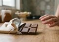 Crianças comem chocolate com larvas e mãe recebe R$ 5 mil na Justiça