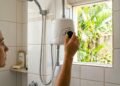 Chuveiro no modo inverno em dia quente pode aumentar o consumo em cerca de 30%