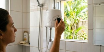 Usar o chuveiro no modo inverno em dias quentes pode aumentar o gasto de energia em cerca de 30%