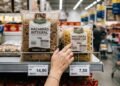 Embalagem família nem sempre é mais barata: número pequeno na etiqueta revela qual produto compensa