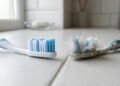 Escova de dentes também tem prazo de troca e usá-la por meses pode trazer riscos
