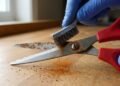 Como se livrar da ferrugem facilmente em 1 minuto! Basta usar um item da cozinha que também serve para afiar facas, sem precisar de produto químico
