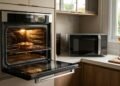 Aquecer uma porção no forno esquenta a cozinha inteira e o micro-ondas pode gastar menos