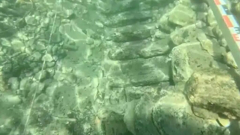 Durante um projeto de rotina de instalação de um oleoduto, trabalhadores descobriram acidentalmente um navio de madeira naufragado do século XVIII