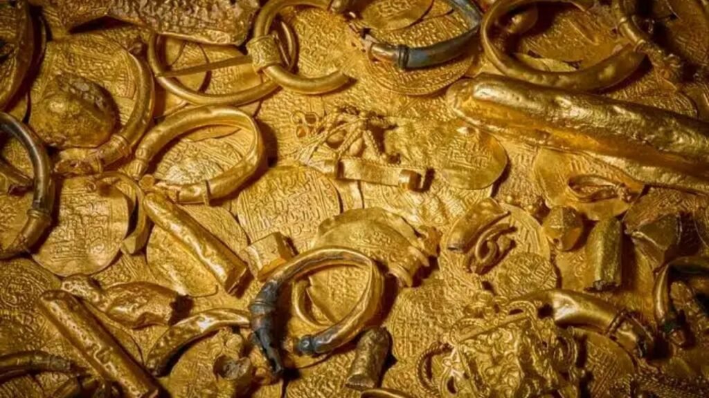 Mergulhadores encontraram mais de 400 moedas de ouro no fundo do mar e levaram 30 anos para identificar de onde elas vieram