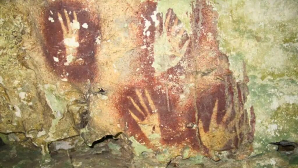 Cientistas descobrem impressões de mãos de 67 mil antes que pode ser a arte rupestre mais antiga do mundo