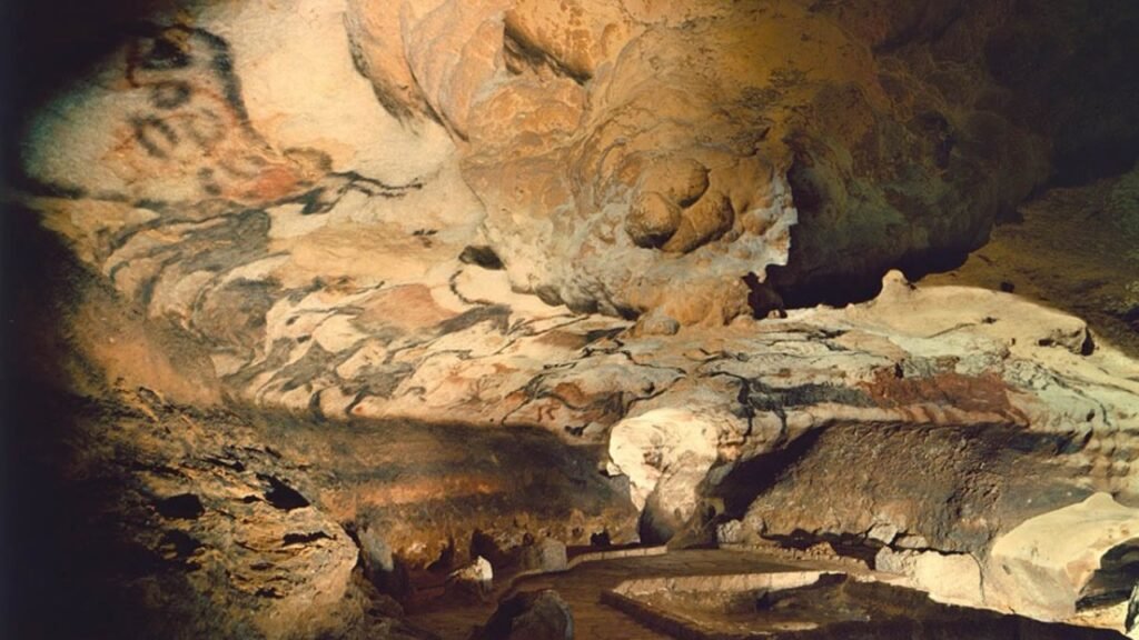 Um cachorro desapareceu em um buraco e acabou levando à descoberta de pinturas escondidas há 17 mil anos