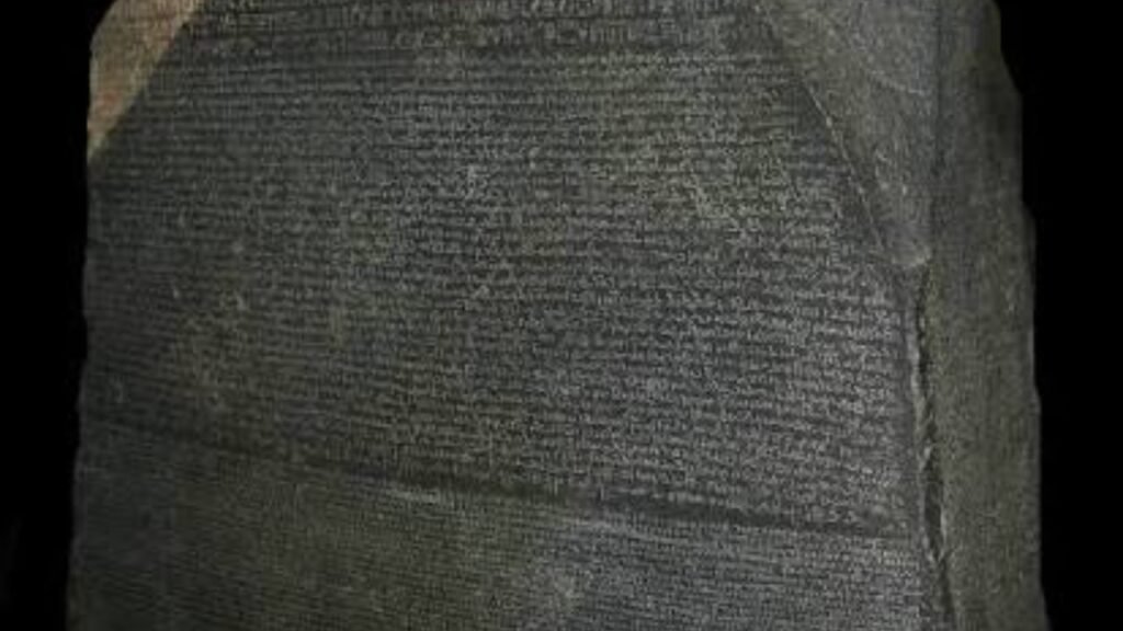A pedra quebrada encontrada por soldados de Napoleão que abriu caminho para decifrar os segredos do Egito antigo