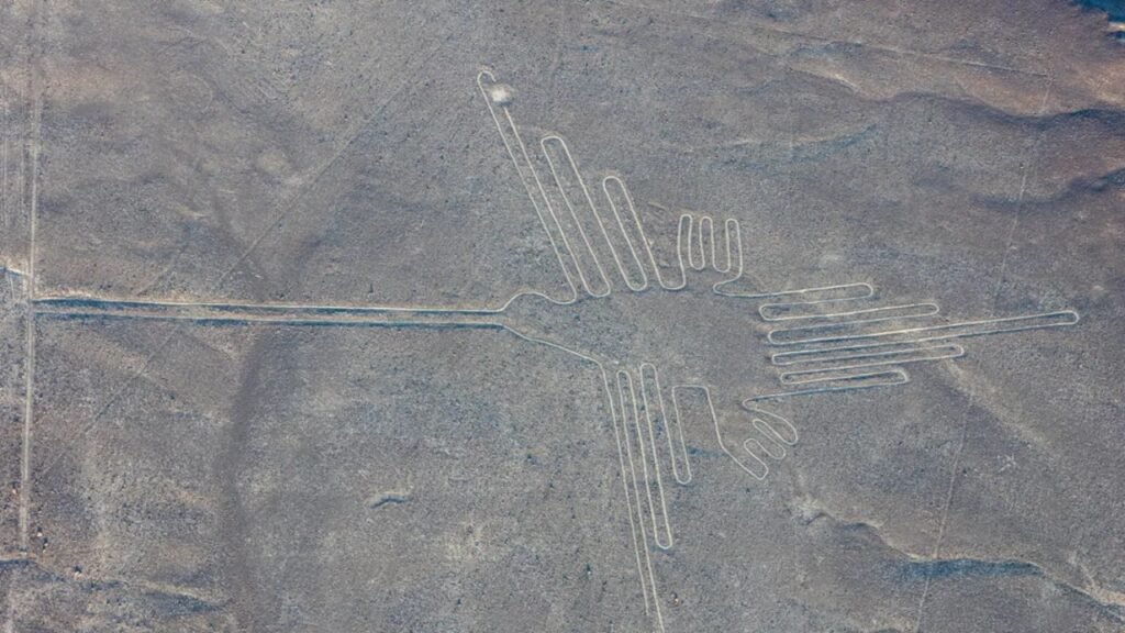 Inteligência artificial encontrou 303 desenhos escondidos no deserto e alguns são mais estranhos do que os famosos animais de Nazca