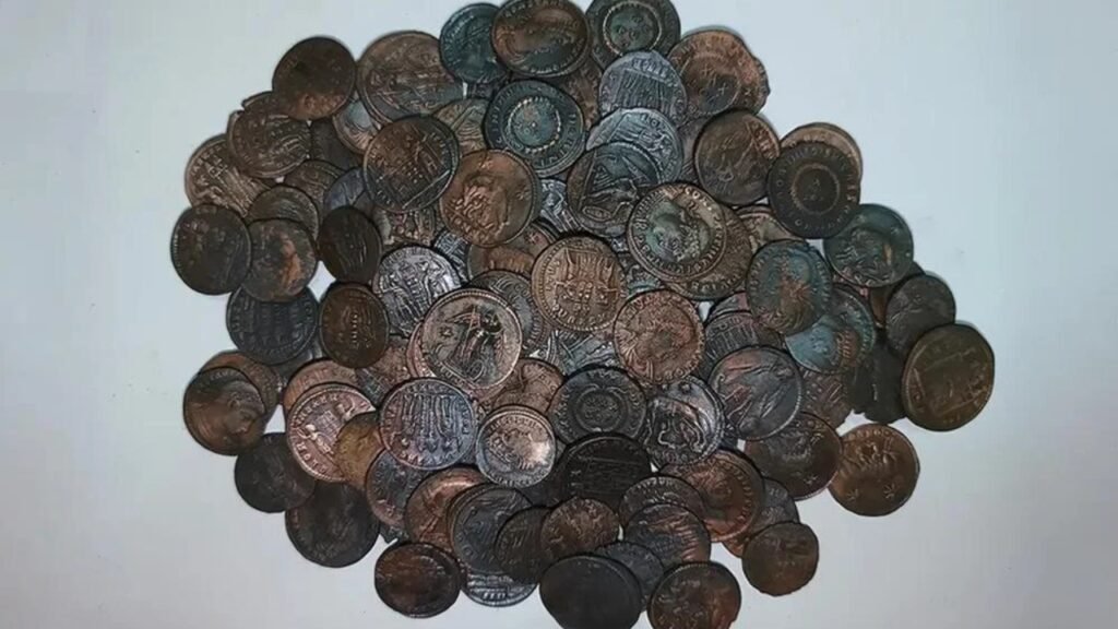 Mergulhadores descobrem o maior tesouro romano do mundo com 50.000 moedas de bronze escondido sob o Mediterrâneo