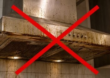 Sem bicarbonato e sem produto agressivo: o método que tira gordura da coifa antes que ela vire crosta