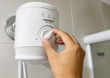 Banho quente demais pode pesar na conta e chuveiro eletrônico ajuda no ajuste fino da temperatura