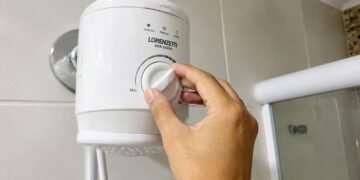 Banho quente demais pode pesar na conta e chuveiro eletrônico ajuda no ajuste fino da temperatura