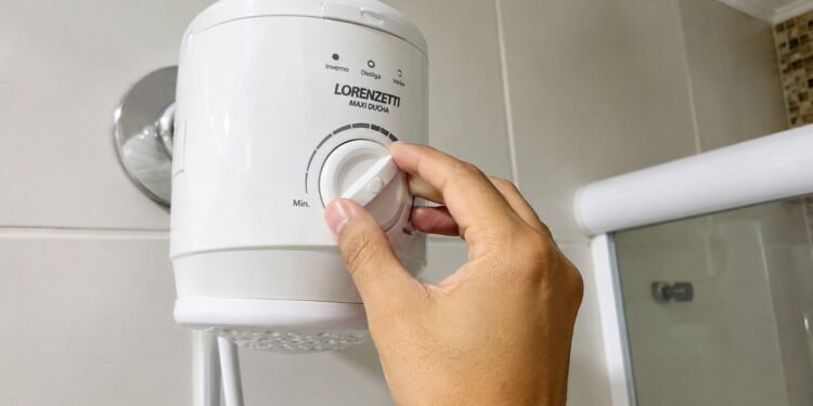 Banho quente demais pode pesar na conta e chuveiro eletrônico ajuda no ajuste fino da temperatura