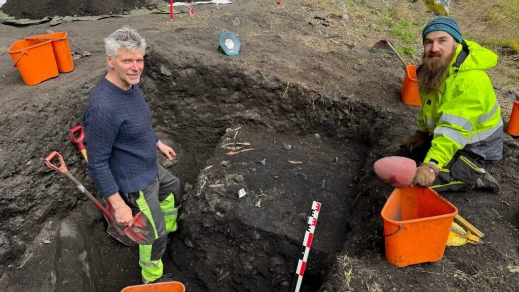 Arqueólogos voltaram a um abrigo escavado há quase 100 anos e encontraram a história de uma criança enterrada há 4 mil anos