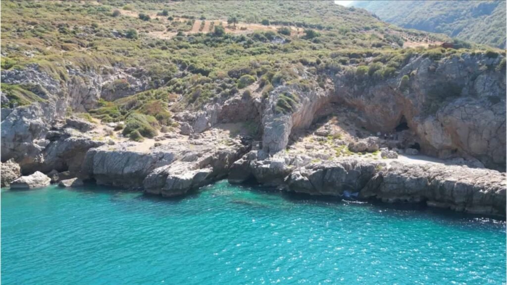 Ferramentas, animais e conchas de 77 mil anos desafiam a antiga ideia de que neandertais e homo sapiens viviam em mundos separados